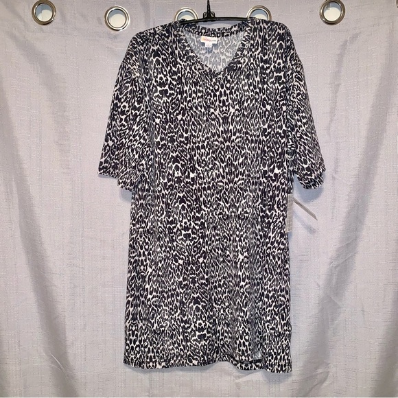 🔲LULAROE Black & White Animal Print Top "DEVIN" size Large - Picture 1 of 7